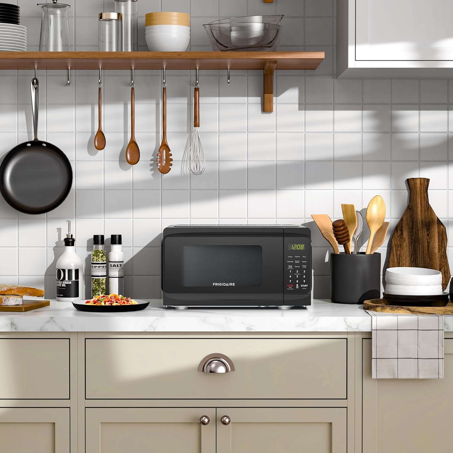 FRIGIDAIRE EMW733BLACKAMZ 0.7 Cu. Ft. Microwave, Black - Image 6